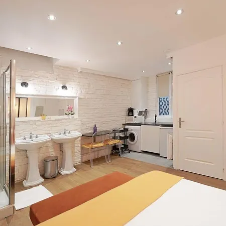 Beautiful And Cosy Small Well Located Appartement Paris