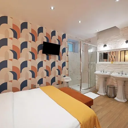 Beautiful And Cosy Small Well Located Paris