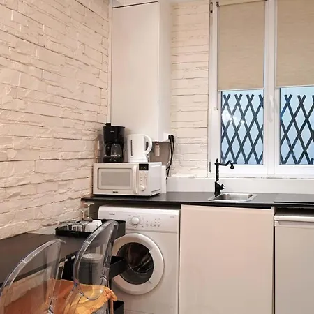 Beautiful And Cosy Small Well Located Paris